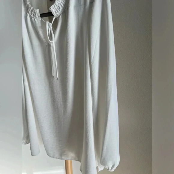 Tommy Hilfiger top, created a solid-color style that's wearable. Size X-large - Picture 5 of 13